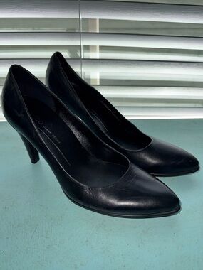 Ecco Classic Black Leather Pointed-Toe Pumps